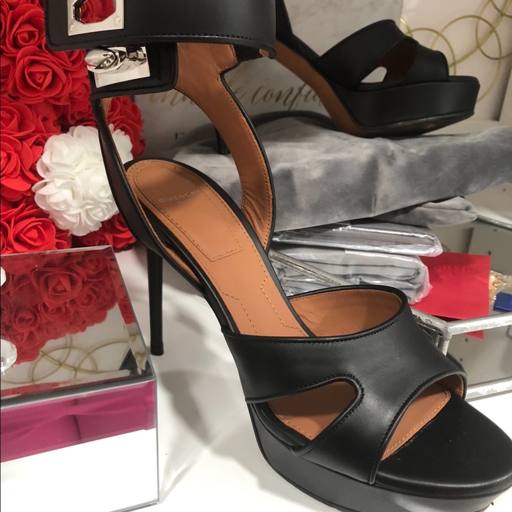 Givenchy - Picture 5 of 5